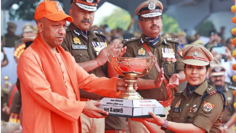 CM योगी PAC के स्थापना दिवस समारोह में हुए शामिल, मुख्यमंत्री के हाथों ‘प्रतिभा’ को मिला सम्मान