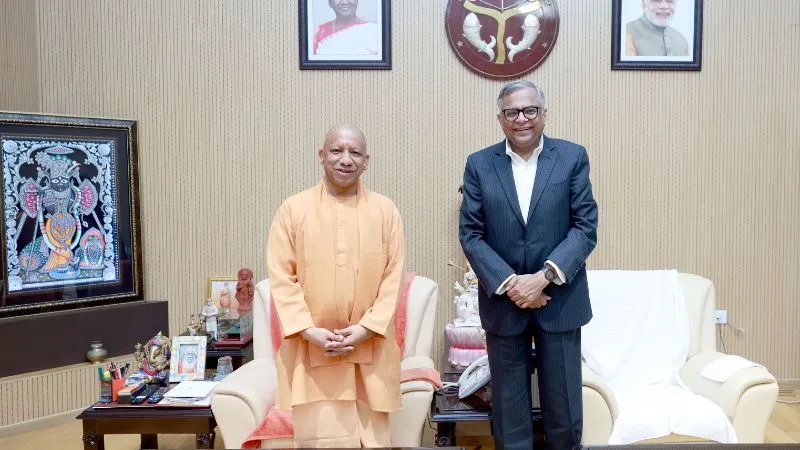CM योगी से मिले टाटा ग्रुप के चेयरमैन, AI सिटी, रक्षा और टूरिज्म में निवेश पर सहमति, 1 ट्रिलियन डॉलर इकॉनमी के लक्ष्य को मिलेगी गति