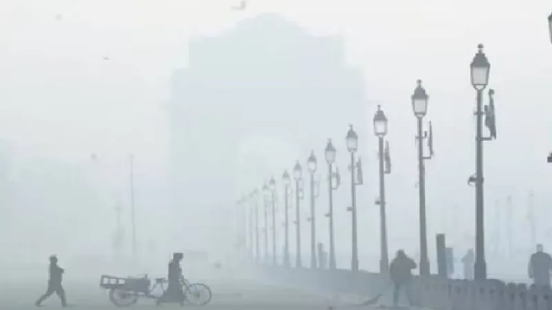 बारिश, बर्फबारी और शीतलहर का ट्रिपल अटैक... घने कोहरे की चादर में लिपटी दिल्ली-NCR, जानें देशभर में कैसा है मौसम का मिजाज
