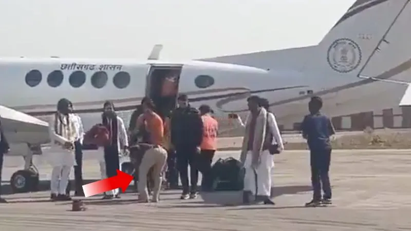 जूते उतारे, सैल्यूट किया… ऑन ड्यूटी थानाप्रभारी ने छुए धीरेंद्र शास्त्री के पैर, हो गया एक्शन, Video वायरल