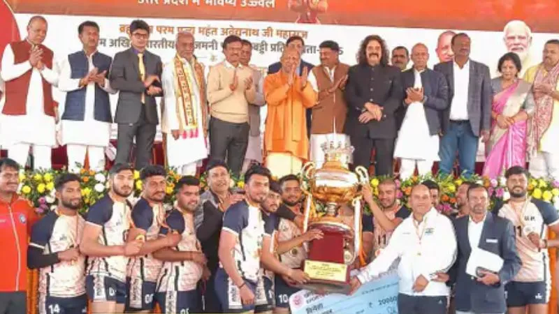प्राइजमनी पुरुष कबड्डी प्रतियोगिता-2025: UP की टीम ने मारी बाजी, CM योगी ने दी ट्रॉफी, खिलाड़ियों के साथ ली ग्रुप फोटो