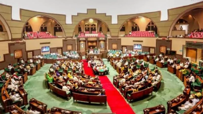 कफ सिरप कांड को लेकर कांग्रेस का विधानसभा में अनोखा प्रदर्शन, बच्चों के पुतले लेकर पहुंचे विधायक