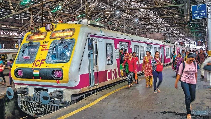 31 दिसंबर की रात मुंबई में चलेगी 4 स्पेशल लोकल ट्रेनें, सुरक्षित सफर में मिलेगी सहूलियत