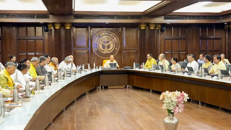 UP में सस्ते मिल रहे हैं सरकारी फ्लैट और प्लॉट, योगी कैबिनेट की नई गाइडलाइंस से घर खरीदना हुआ आसान