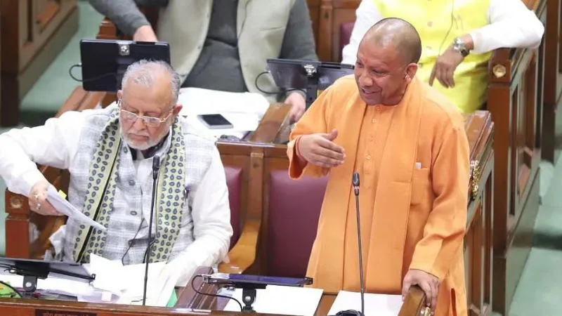 ‘इधर-उधर की बात न कर ये बता काफिला…’ CM योगी का विपक्ष पर शायराना तंज, मेडिकल कॉलेज पर सरकार की उपलब्धियां बताईं