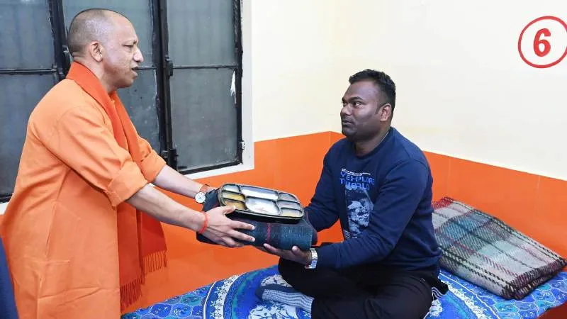 ‘कोई खुले में न सोए, जीवन अनमोल…’ CM योगी ने उठाया बीड़ा, रैन बसेरों में खुद बांटे कंबल, रैन बसेरों का किया निरीक्षण