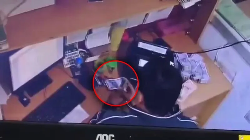 महोबा में बैंक कैशियर की शर्मनाक हरकत, ग्राहक की कमाई पर डाला डाका, नोटों की गड्डी से पैसों की चोरी CCTV में कैद