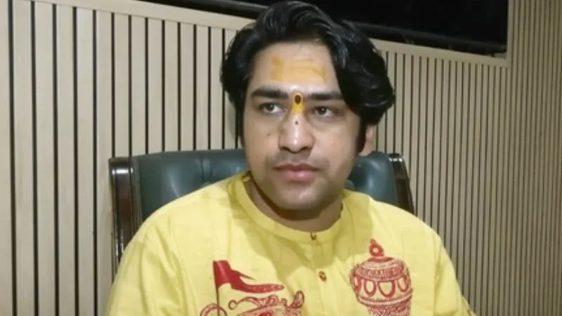 धर्म परिवर्तन पर पंडित धीरेंद्र कृष्ण शास्त्री का बड़ा बयान, बोले- कैंसर से भी ज्यादा खतरनाक है धर्म परिवर्तन