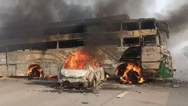 Yamuna Expressway Accident: एक्सप्रेसवे पर भिड़ीं 8 बसें और 3 कारें, 4 लोगों के जिंदा जलने की आशंका, 23 घायल, राहत-बचाव कार्य जारी