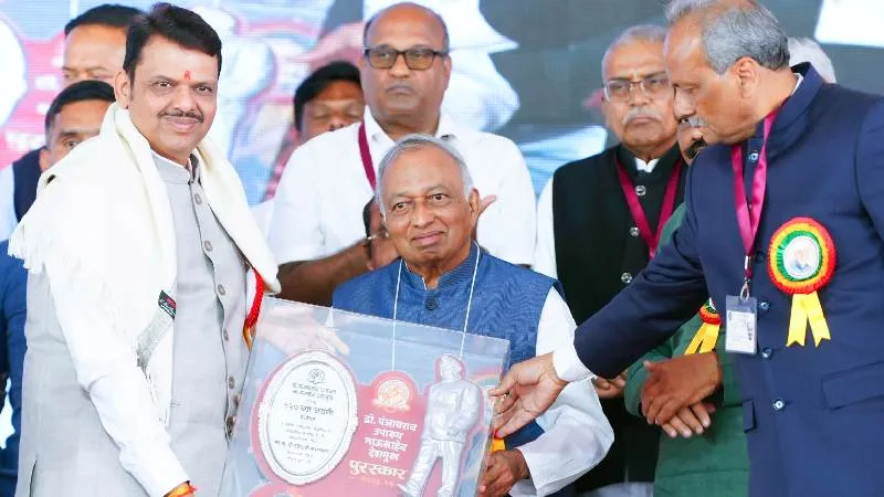 अमरावती में मनाई गई डॉ. पंजाबराव देशमुख की 127वीं जयंती, CM फडणवीस को मिला मेमोरियल अवॉर्ड