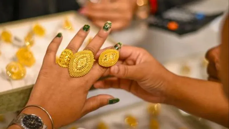 सोने और चांदी की चमक पड़ी फीकी, दामों में भारी गिरावट, जानिए आज आपके शहर में क्या है नया भाव!