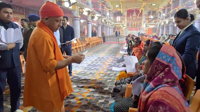जनता दर्शन में CM योगी का बड़ा निर्देश, जरूरतमंदों को मिले आवास और इलाज से ना रुके कोई