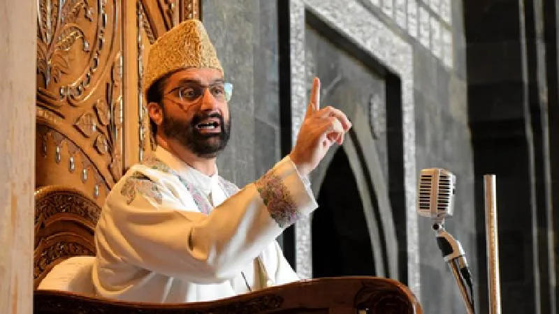 मीरवाइज उमर फारूक ने 'हुर्रियत चेयरमैन' पदनाम हटाया, सोशल मीडिया पर मचा विवाद