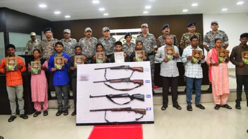 महाराष्ट्र पुलिस को मिली बड़ी सफलता, गढ़चिरौली में 11 हार्डकोर माओवादियों ने किया सरेंडर