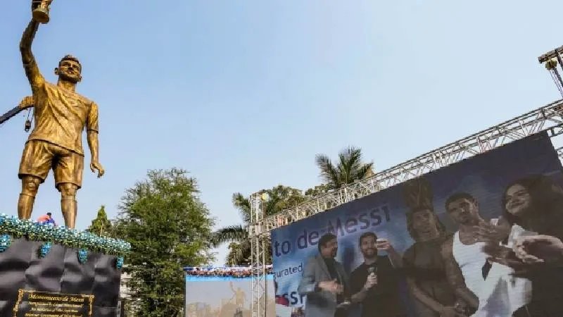 कोलकाता में लियोनल मेसी ने 70 फीट की प्रतिमा का किया अनावरण, चार शहरों में करेंगे हाई-प्रोफाइल कार्यक्रम