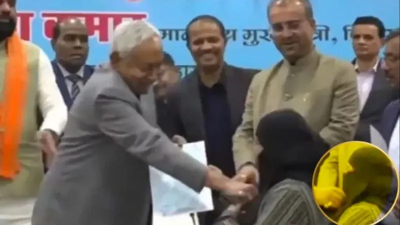 ये क्या है जी...सरकारी कार्यक्रम, सामने थी मुस्लिम डॉक्टर, सीएम नीतीश पूछा सवाल, फिर खींच दिया हिजाब, मचा बवाल
