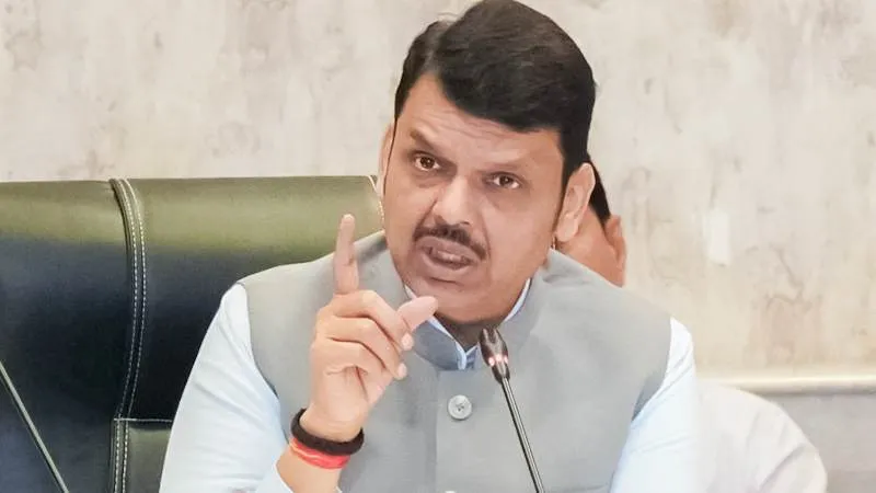 सीएम फडणवीस ने PMRDA बैठक की अध्यक्षता की, पुणे में सीवेज, फायर सेफ्टी और मेट्रो प्रोजेक्ट पर तेजी के निर्देश दिए