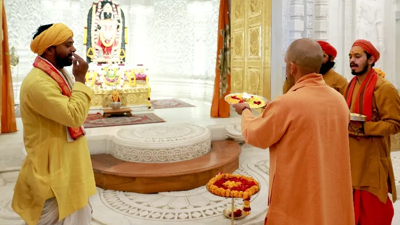 CM योगी पहुंचे अयोध्या, रामलला के श्रीचरणों में लगाई हाजिरी, हनुमानगढ़ी में भी किए दर्शन