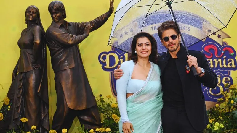 DDLJ के 30 साल पूरे, लंदन में लगा शाहरुख-काजोल का स्टैच्यू, आइकॉनिक पोज में दिखे राज और सिमरन