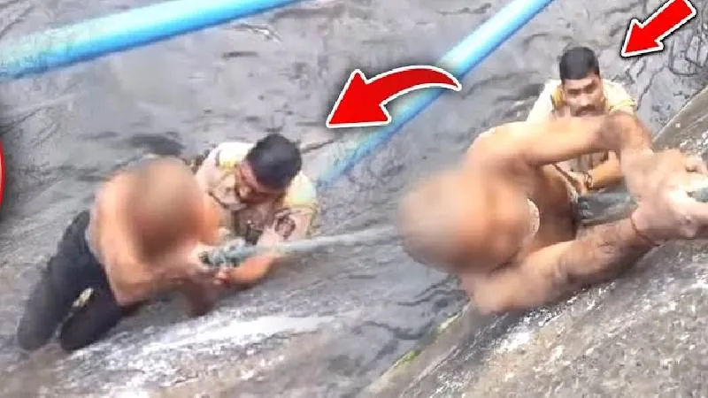 नाले में गिरे लड़के की जान बचाने खुद नाले में कूद गया Mumbai Police का जवान ! वायरल हुआ वीडियो