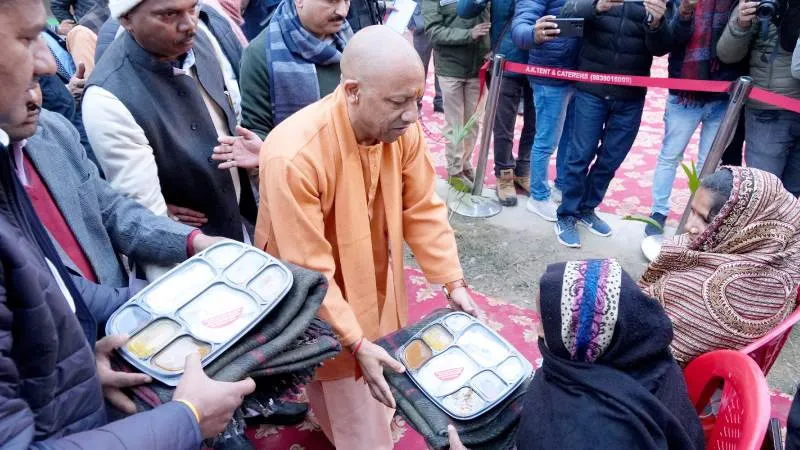 ठंड से राहत के लिए यूपी सरकार अलर्ट, CM योगी आदित्यनाथ ने अधिकारियों को दिए सख्त निर्देश