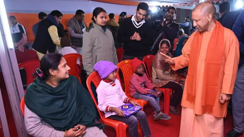 ‘कोई कमी तो नहीं...’ जब रैन बसेरों में अचानक पहुंचे CM योगी, व्यवस्थाओं का लिया जायजा, बच्चों को बांटी चॉकलेट