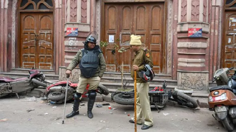 तुर्कमान गेट हिंसा: अतिक्रमण हटाने के दौरान पत्थरबाजी, 30 की पहचान, 5 गिरफ्तार, सपा सांसद से भी होगी पूछताछ