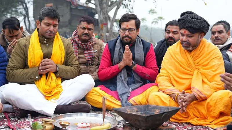 दिल्ली में AAP ने यमुना घाट पर कराया हवन, कहा- BJP सरकार ने छठ के दौरान पूर्वांचलियों की आस्था के साथ किया खिलवाड़