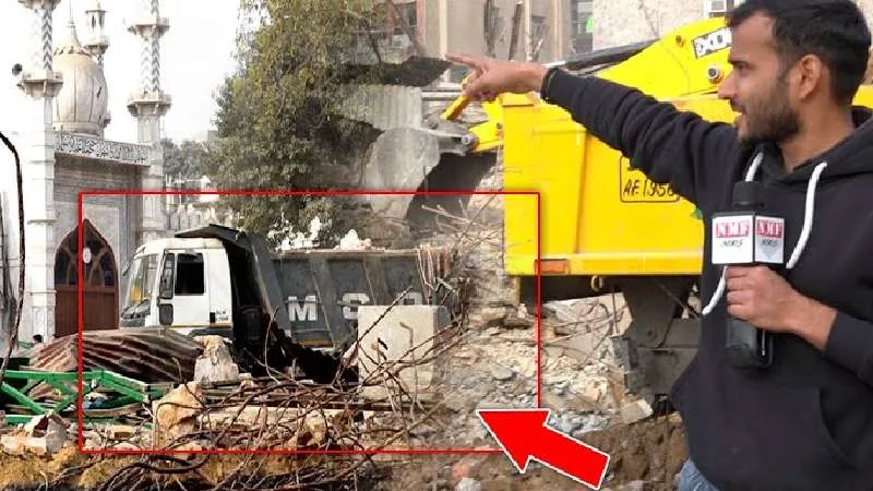 मस्जिद के पास ‘बाबा के बुलडोजर’ ने ऐसा तांडव मचाया, 25 ट्रक मलबा ढोने में लगाने पड़े | Turkman Gate