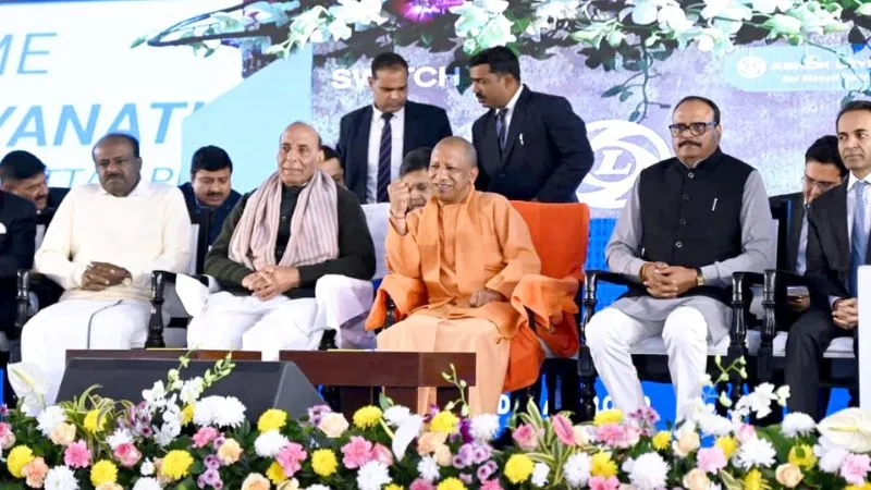 'राजनीति के साथ-साथ अर्थशास्त्र में भी माहिर हैं', निवेश से लेकर विकास तक... रक्षा मंत्री ने की CM योगी की जमकर तारीफ