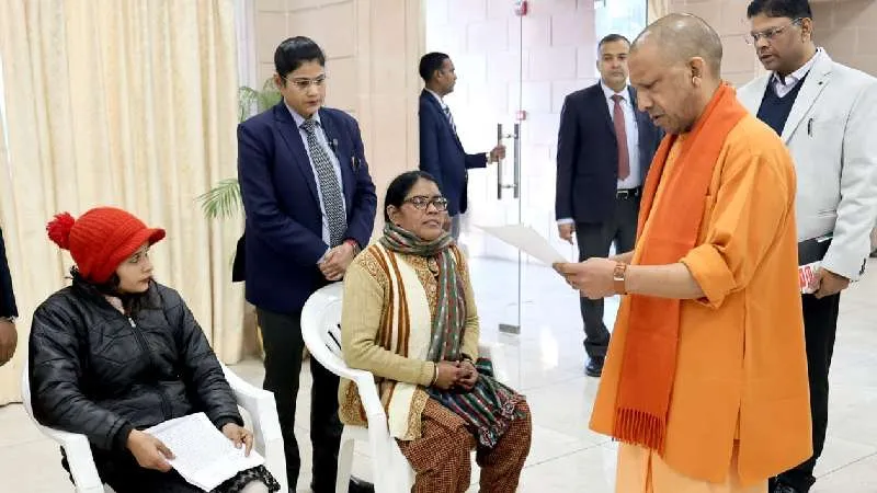 सीएम योगी ने ‘जनता दर्शन’ में सुनी आमजन की समस्याएं, अवैध कब्जा और दबंगों पर कड़ी कार्रवाई का निर्देश