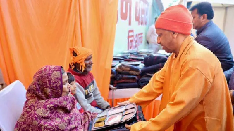 भीषण शीतलहर में सीएम योगी बने जरूरतमंदों की ढाल, गोरखपुर में रैन बसेरों का किया निरीक्षण