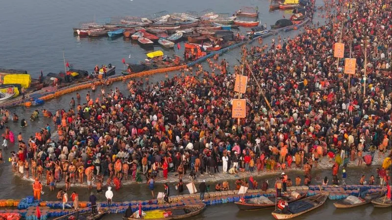 मकर संक्रांति पर संगम में उमड़ा जनसैलाब, 1 करोड़ से ज्यादा श्रद्धालुओं ने लगाई डुबकी, हर तरफ रही हर-हर महादेव की गूंज