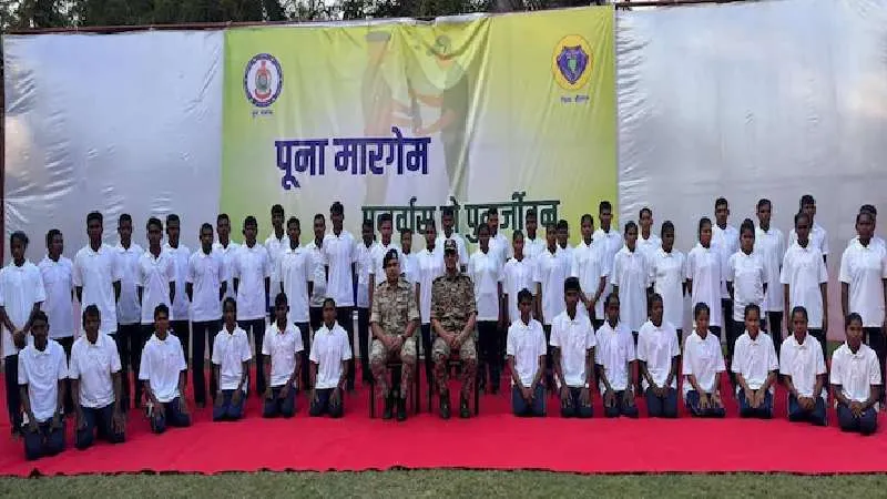 छत्तीसगढ़ में माओवादियों का बड़ा आत्मसमर्पण, 52 सदस्यों ने हिंसा छोड़ी