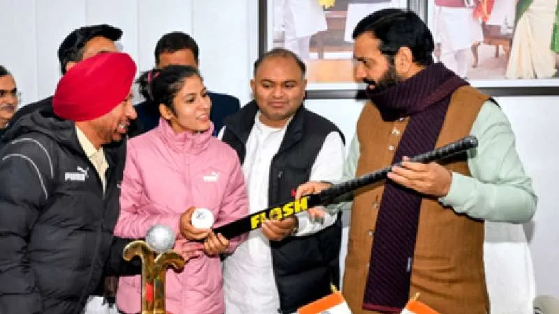 हरियाणा के सीएम नायब सैनी ने हॉकी इंडिया लीग विजेता नवनीत कौर से की मुलाकात, उनके प्रदर्शन को लेकर की तारीफ
