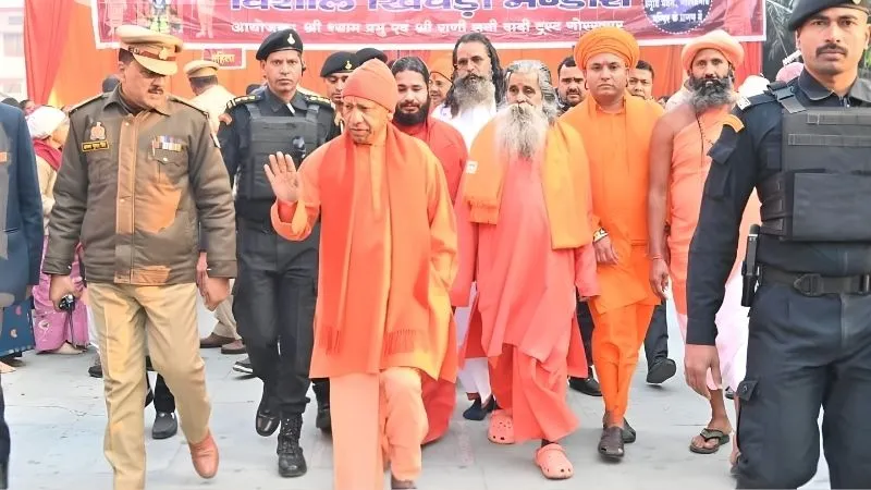 गोरखनाथ मंदिर में उमड़ा आस्था का सैलाब, मकर संक्रांति के पुण्य काल में आस्था की खिचड़ी चढ़ाएंगे CM योगी