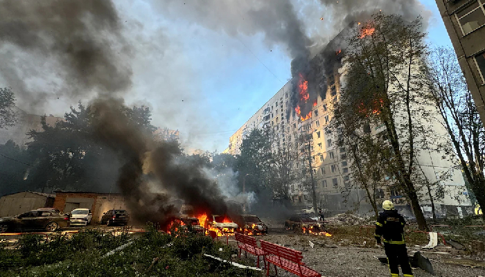 यूक्रेन ने रूस पर लगाया रात भर ड्रोन दागने का आरोप, इमारतों को पहुंचा नुकसान!