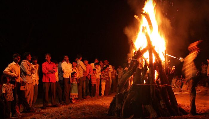 होली 2025: होलिका दहन की रात करेंगे ये टोटके, तो किस्मत चमक उठेगी