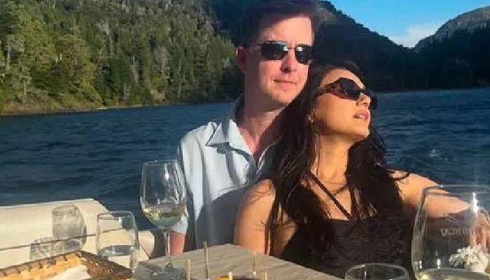 बॉलीवुड अभिनेत्री  प्रीति जिंटा ने झील के बीच पति संग मनाया वेलेंटाइन डे