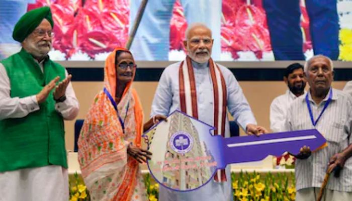 पीएम मोदी ने दिल्लीवासियों को दिया आशियाना, लाभार्थियों को सौंपी स्वाभिमान अपार्टमेंट की फ्लैट की चाभियां