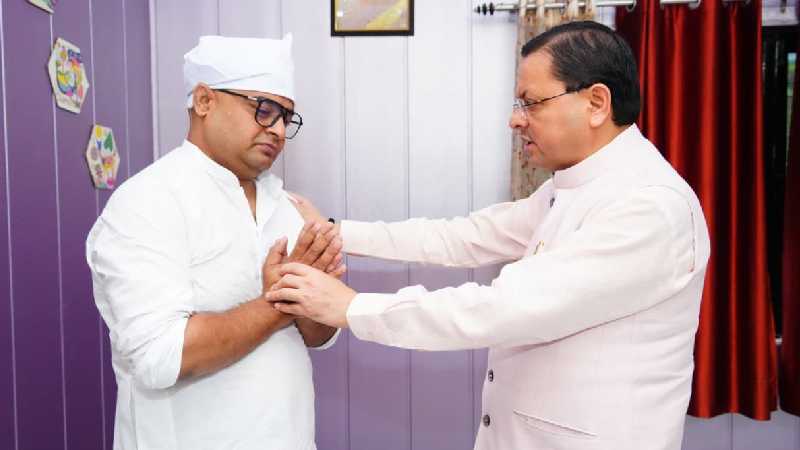 Uttarakhand के पत्रकार Pankaj Panwar को हिम्मत देने पहुंचे CM Pushkar Singh Dhami