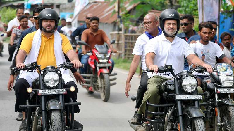 क्या Tejashwi Yadav से अलग हो गए Rahul?, एक मांग को लेकर महागठबंधन में मचा बवाल!