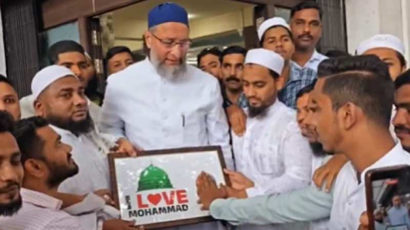 I Love Muhammed लिखी तस्वीर को लेने से Owaisi का सीधा इंकार ? देखते रह गए मुसलमान!