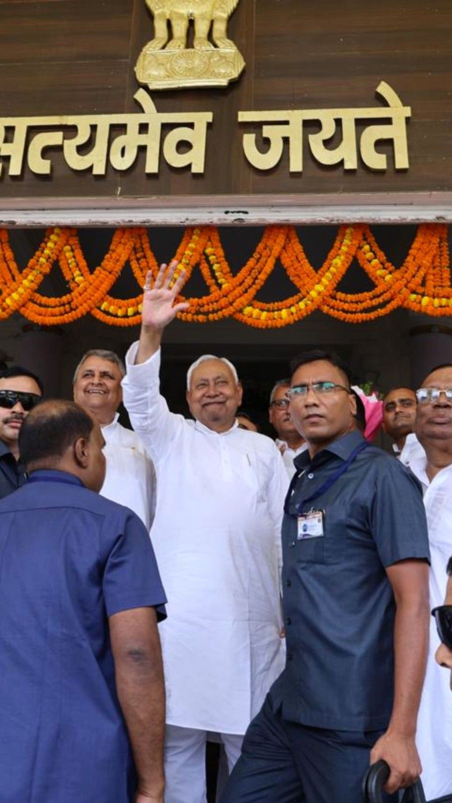 बिहार विधानसभा के मॉनसून सत्र की हुई शुरुआत, सीएम नीतीश का ऐसे हुआ स्वागत, देखें तस्वीरें