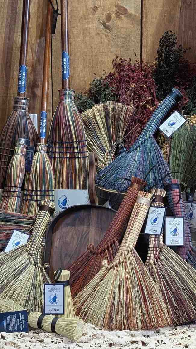 नई झाड़ू लाने के बाद भूलकर भी न करें ये काम, वरना मां लक्ष्मी हो सकती हैं नाराज