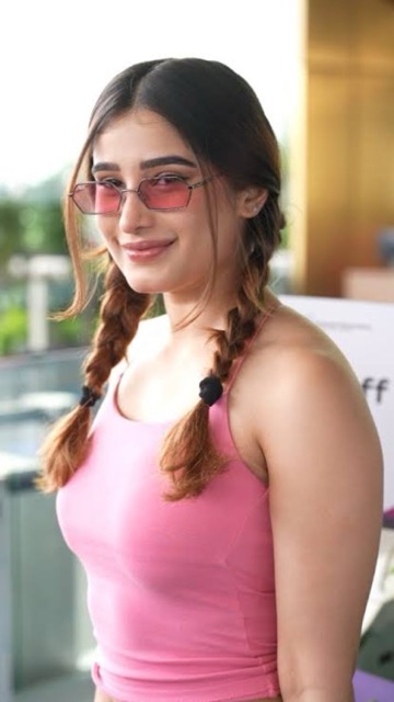 2 चोटियों में 'डॉल' जैसी दिखीं राशा थडानी, एयरपोर्ट पर दिखा क्यूट अवतार!