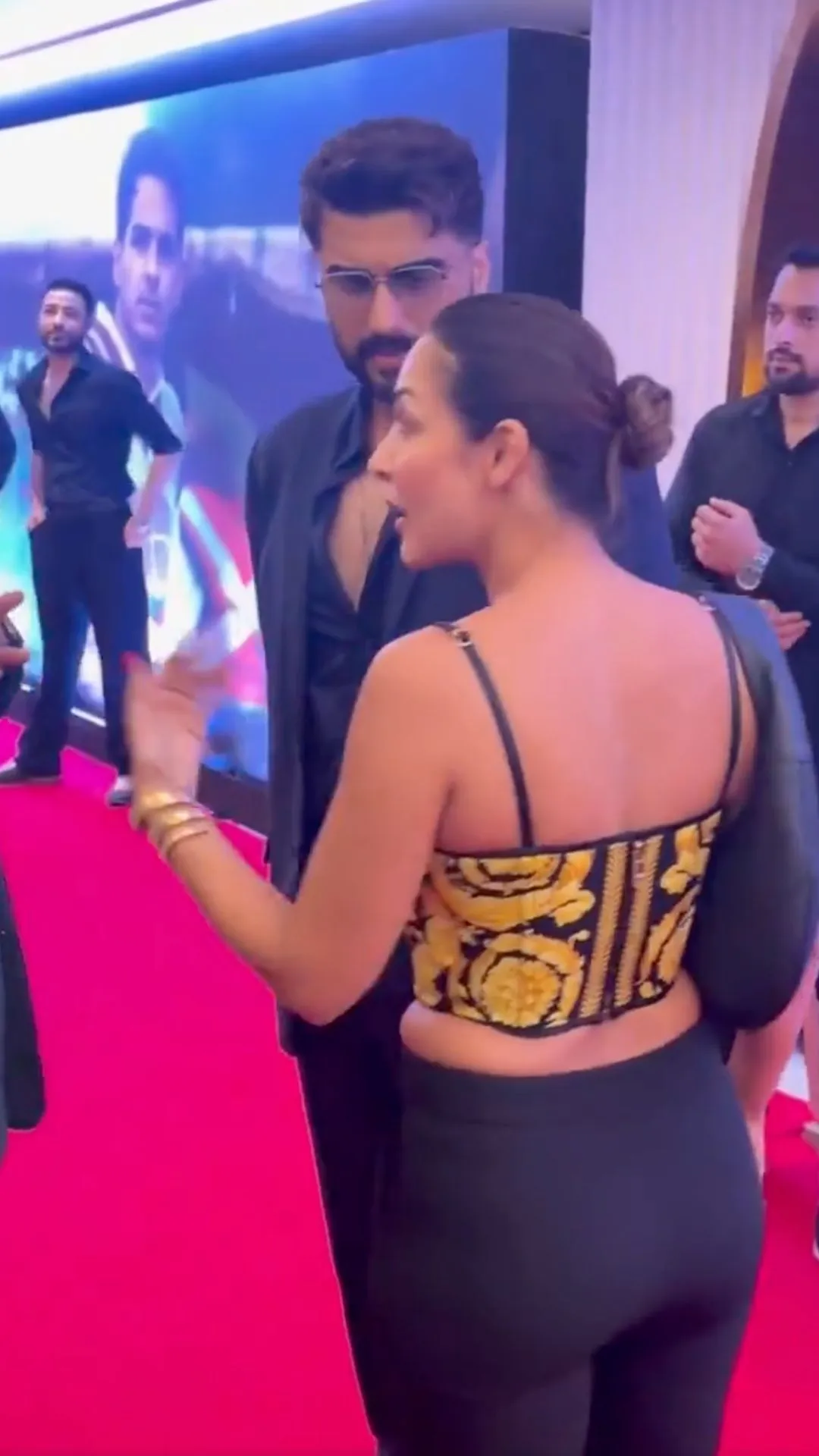 Breakup के बाद टकराए मलाइका-अर्जुन, एक दूसरे को किया Hug, Video Viral