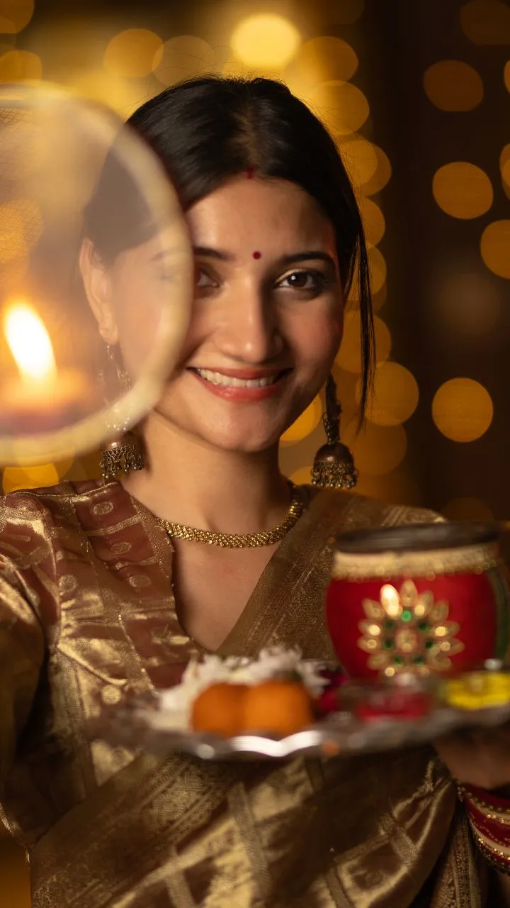 कुंवारी लड़कियाँ करवा चौथ का व्रत रखने से पहले जान लें ये जरूरी नियम