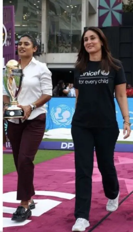 बॉलीवुड एक्ट्रेस करीना कपूर ने मिताली राज के साथ किया वर्ल्ड कप ट्रॉफी वॉकआउट