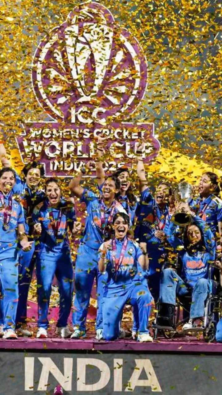 भारत की शेरनियों ने किया कमाल! तस्वीरों में देखें हरमनप्रीत का भांगड़ा, शेफाली की मुस्कान और दीप्ति की ट्रॉफी लिफ्ट का इमोशनल पल